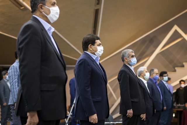 ادای احترام به سرود ملی در آغاز عملیات بهره برداری از مسکن برکت