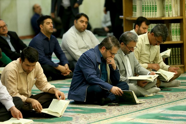 حضور جمعی از علاقه مندان در محفل انس با قرآن